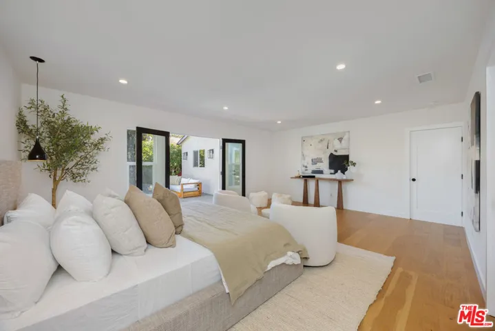 3953 S Victoria Avenue, Los Angeles, California 90008