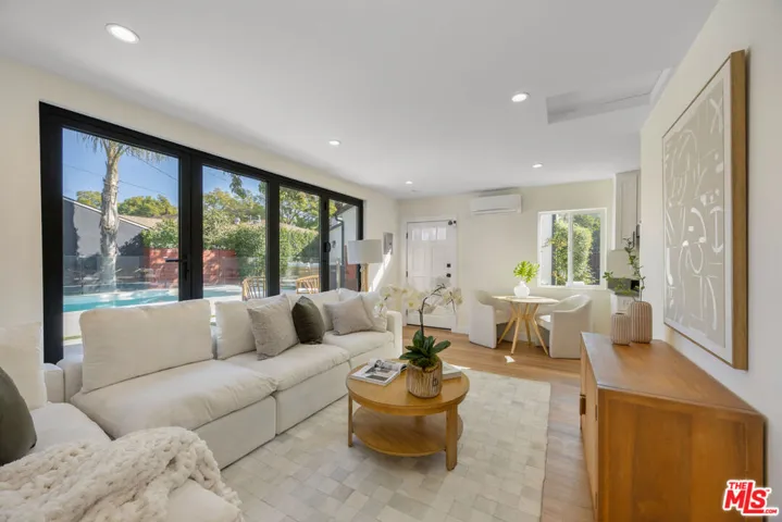 3953 S Victoria Avenue, Los Angeles, California 90008