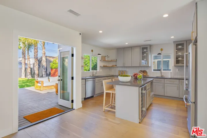 3953 S Victoria Avenue, Los Angeles, California 90008