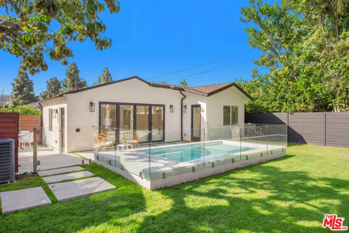 3953 S Victoria Avenue, Los Angeles, California 90008