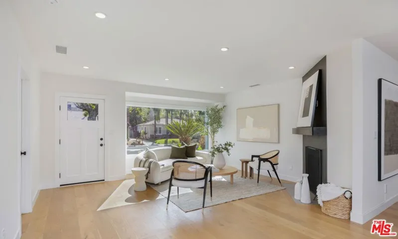 3953 S Victoria Avenue, Los Angeles, California 90008
