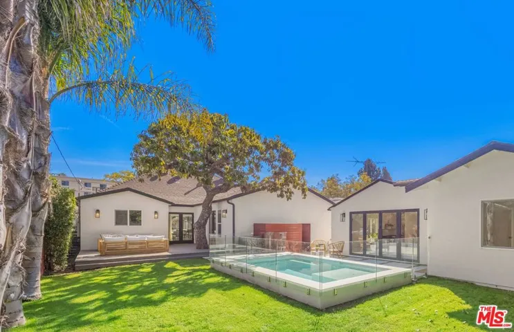 3953 S Victoria Avenue, Los Angeles, California 90008