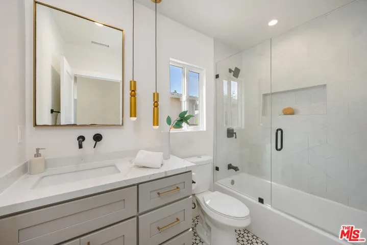 3953 S Victoria Avenue, Los Angeles, California 90008