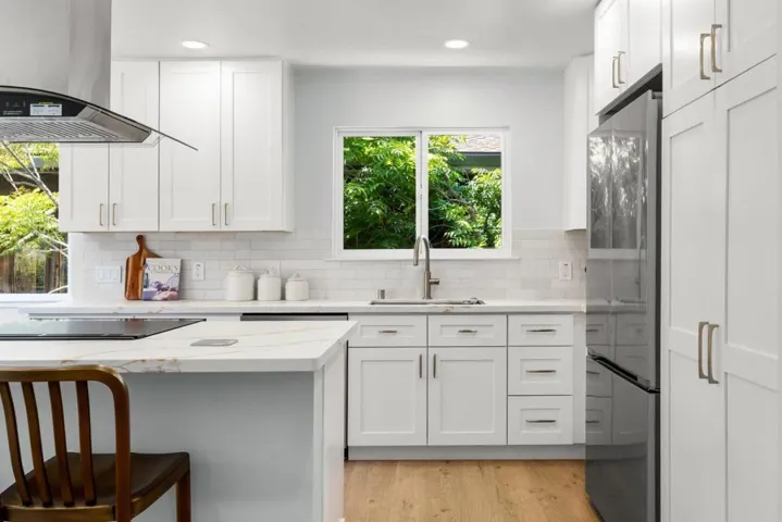 517 Sumner Avenue, Aptos, California 95003