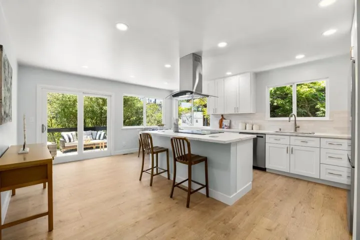 517 Sumner Avenue, Aptos, California 95003