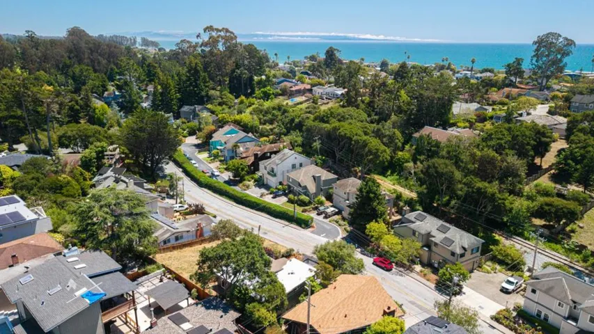 517 Sumner Avenue, Aptos, California 95003
