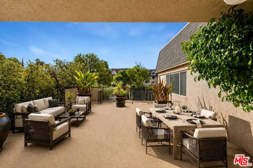 Private Patio - Virtually Stag