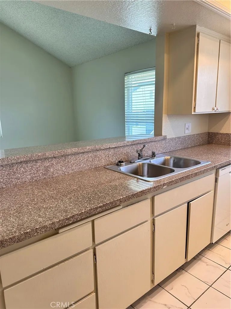 Kitchen with breakfast bar