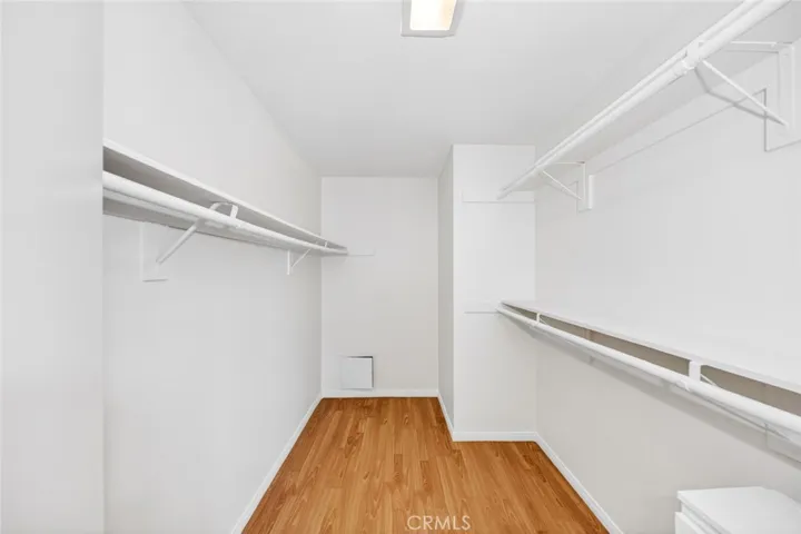 WALK IN CLOSET