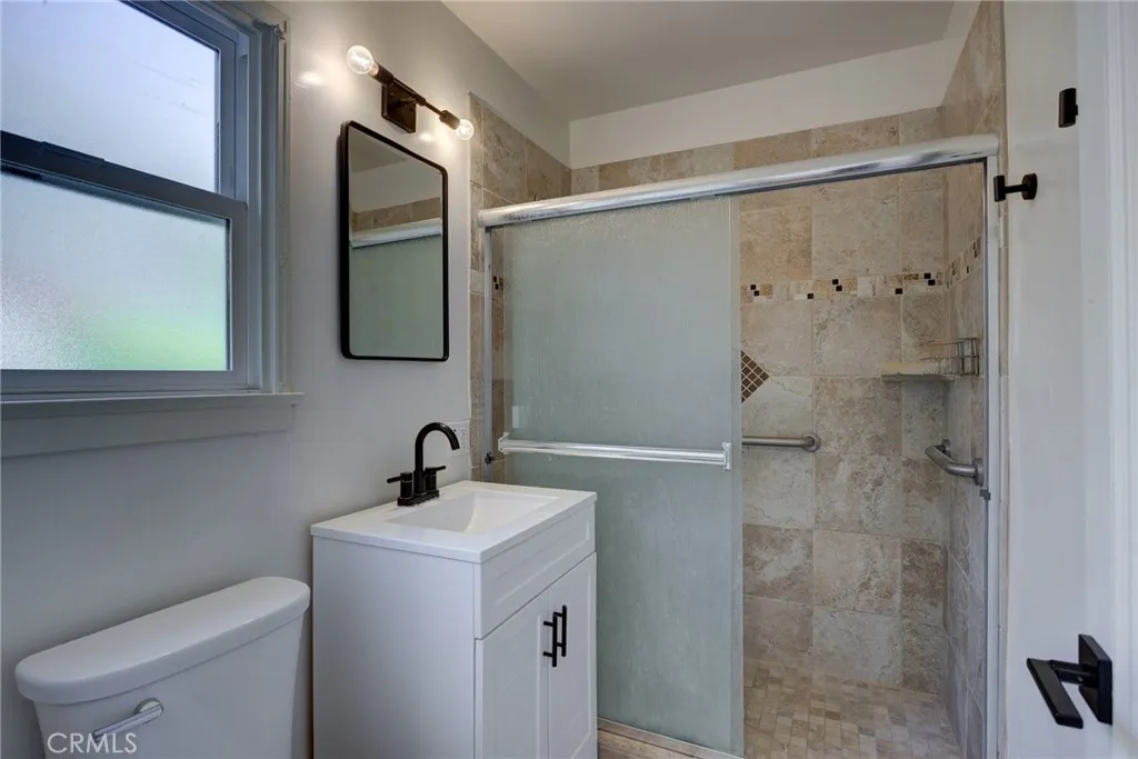 1023 bathroom with tile walk-in shower