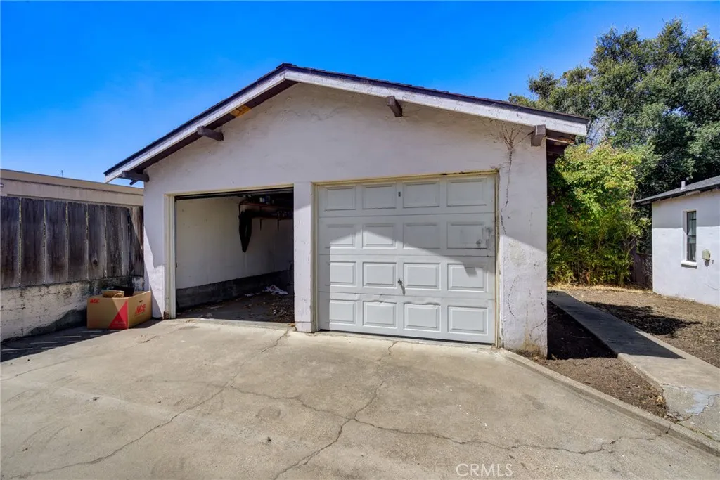 Detached garage