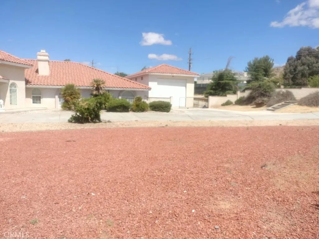 Side / with garage