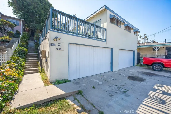 4 Garage and Drive way ( 4 extra parking)