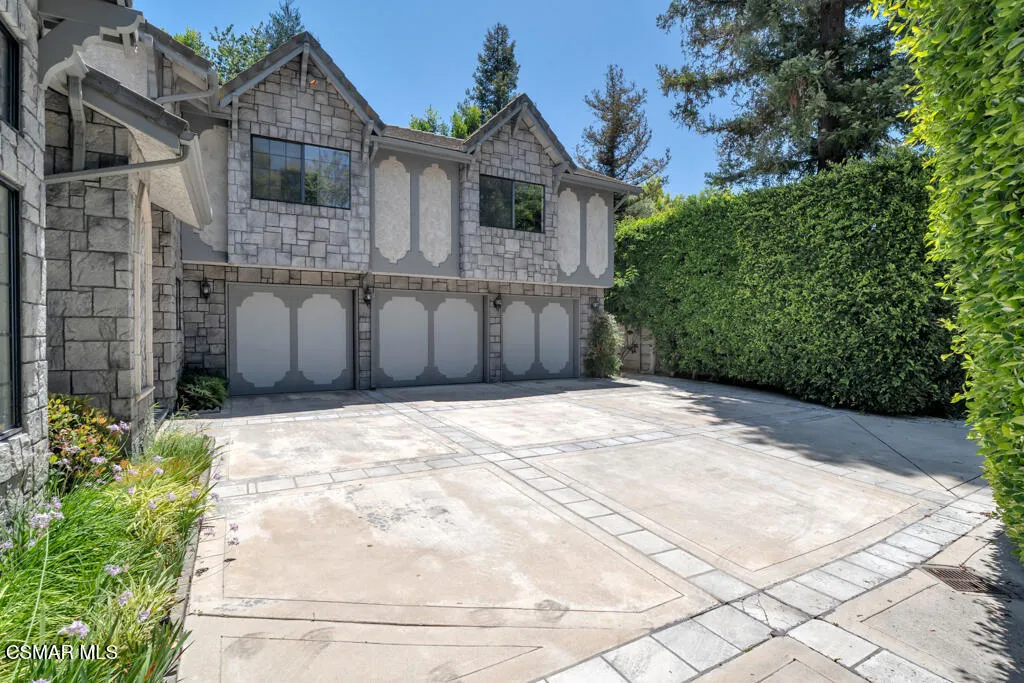 3-car garage