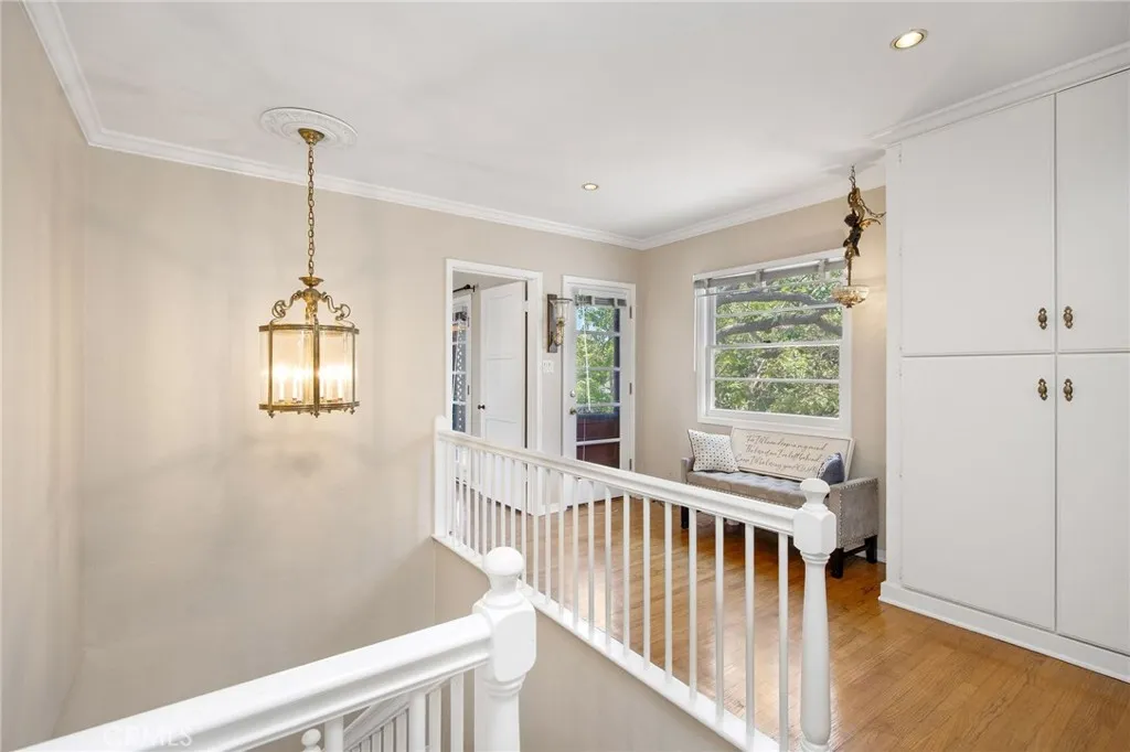 3526 E Vista Upstairs Landing