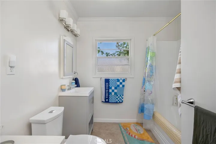 249 Loma Downstairs FULL Bathroom
