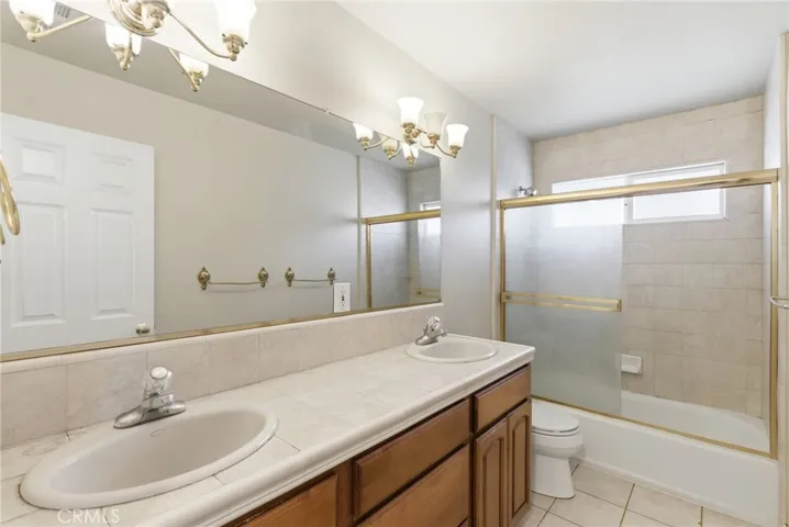 Upstairs Shared Full Bathroom