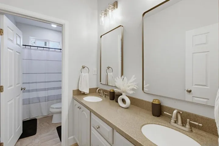 Upstairs Full bathroom