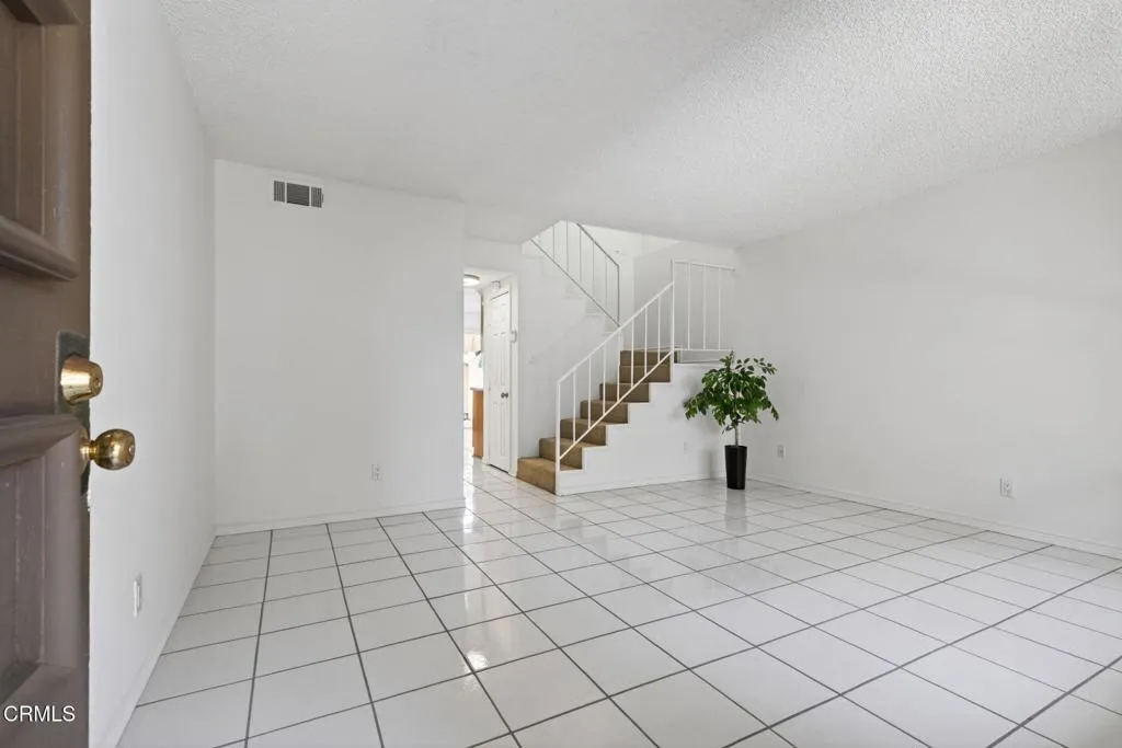 6-web-or-mls-UpmarketMedia-2719Jill-041