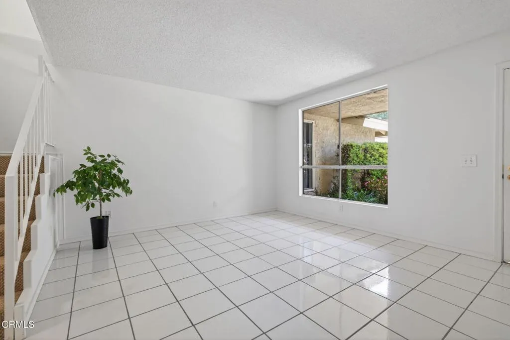 8-web-or-mls-UpmarketMedia-2719Jill-047