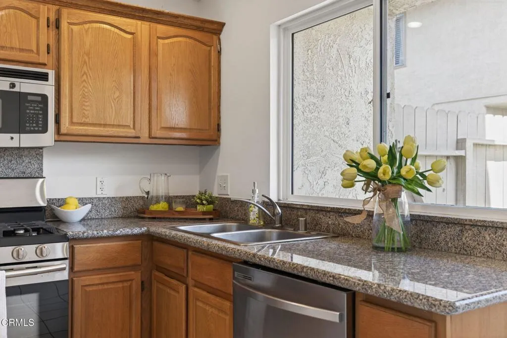 14-web-or-mls-UpmarketMedia-2719Jill-077