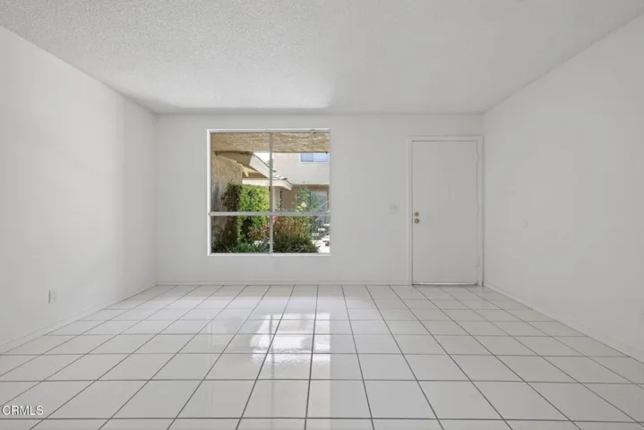 9-web-or-mls-UpmarketMedia-2719Jill-049