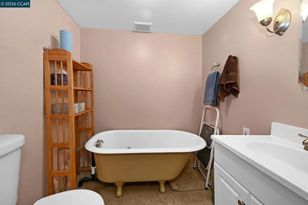 Clawfoot Tub!
