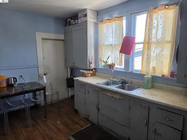 2859 E 9th Street, Oakland, California 94601