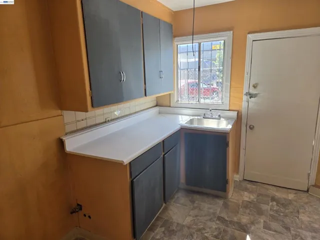 2859 E 9th Street, Oakland, California 94601