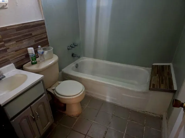 2859 E 9th Street, Oakland, California 94601