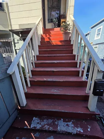 2859 E 9th Street, Oakland, California 94601