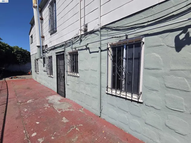 2859 E 9th Street, Oakland, California 94601