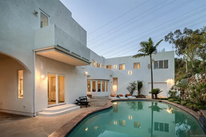 7402 Cadencia St, Carlsbad, California 92009