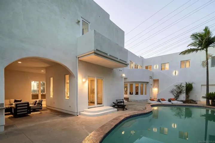 7402 Cadencia St, Carlsbad, California 92009