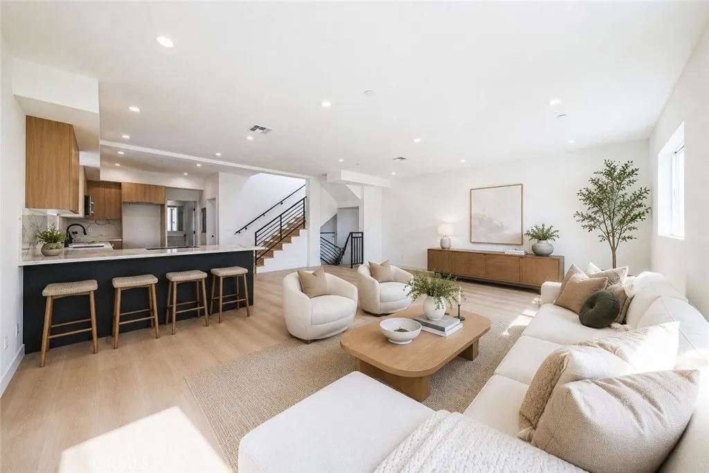 2010 S Dunsmuir, Los Angeles, California 90016 — photo 4