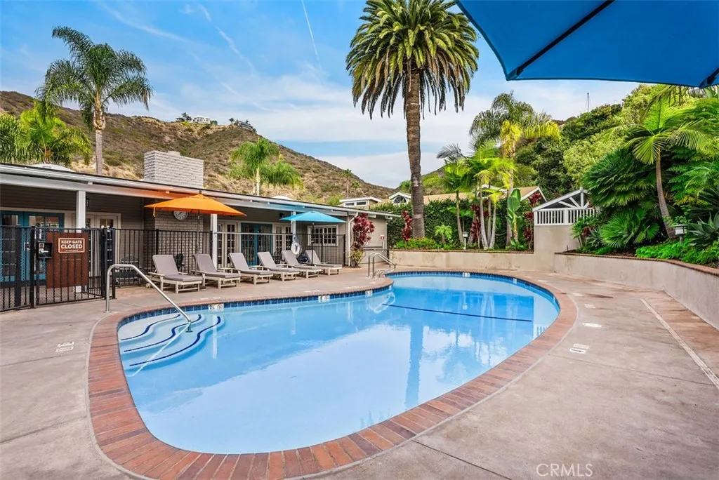 Community Heated Pool!