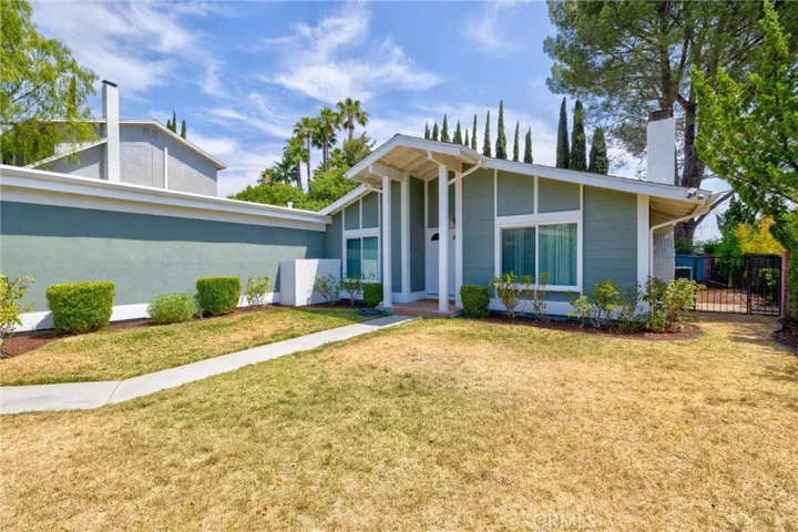 23041 La Granja, Valencia, California 91354