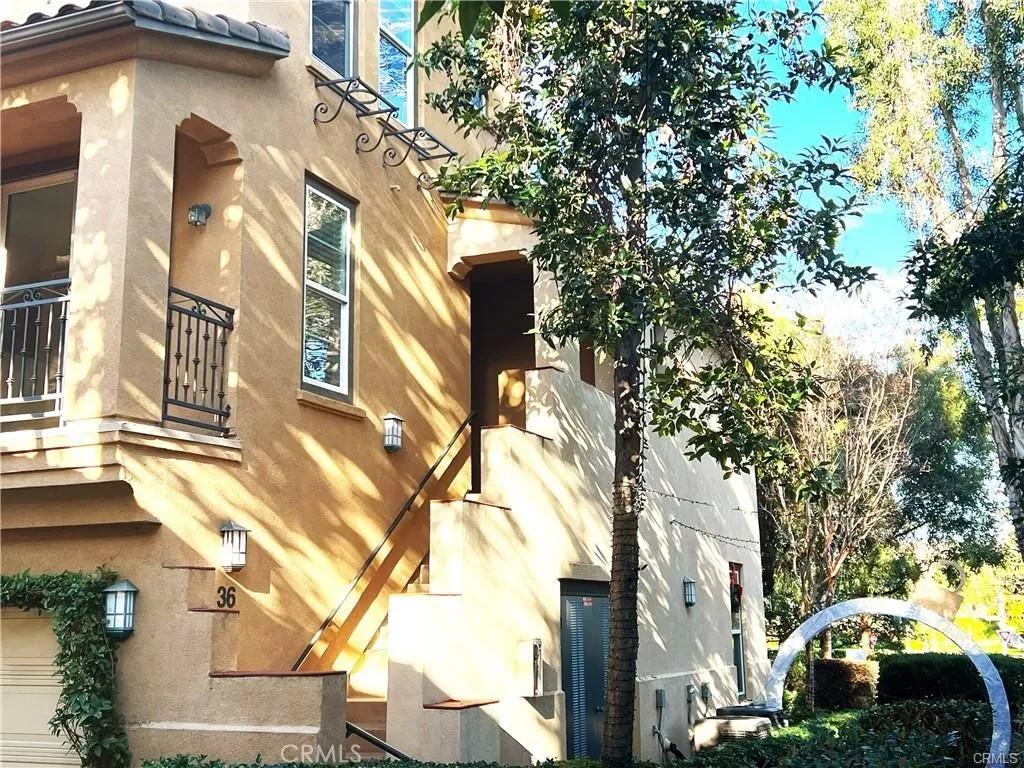 Upper End unit with privacy