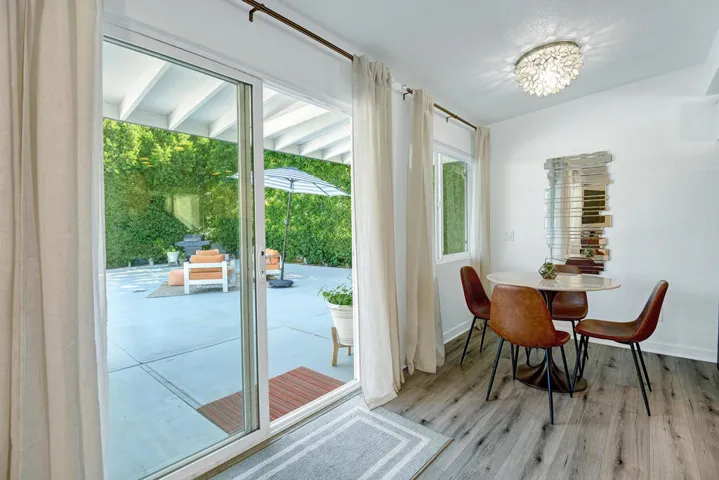 KITCHEN TABLE OUT TO YARD.jpg mls