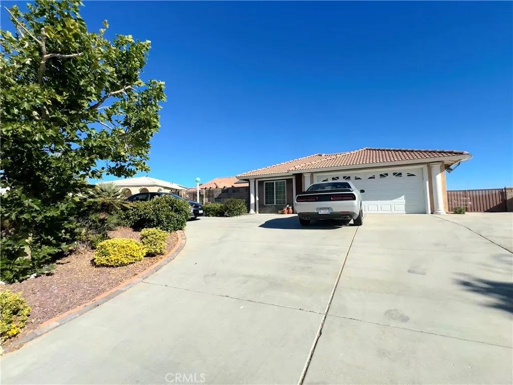 Extra Wide circle driveway + RV Parking
