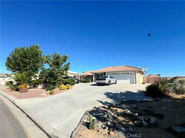 Extra Wide circle driveway + RV Parking