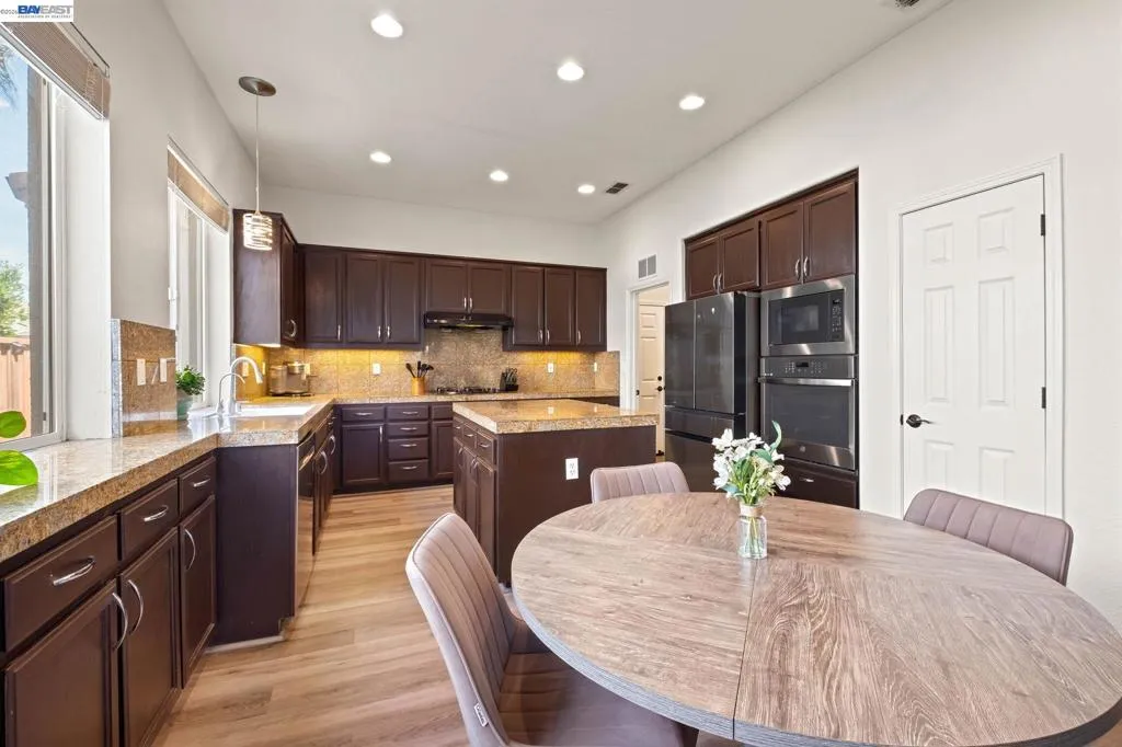 VERY LARGE KITCHEN AND TABLE NOOK AREA