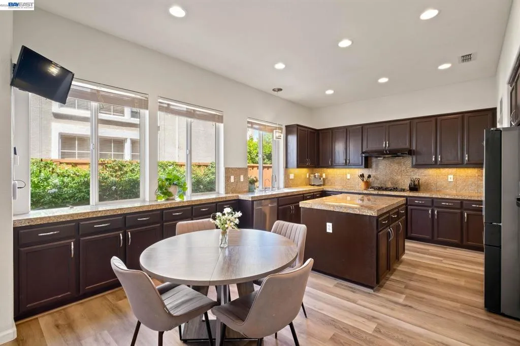 STONE COUNTER TOPS