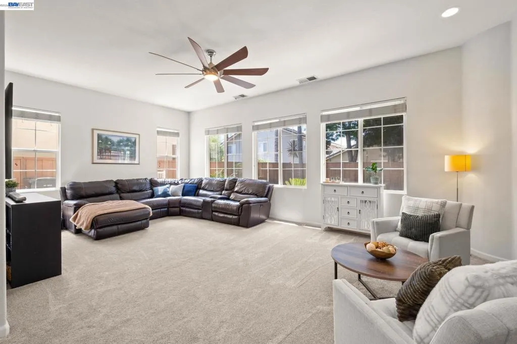 VERY LARGE FAMILY ROOM AREA