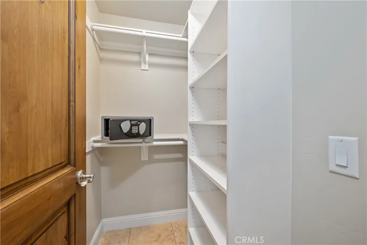 Walk-in-closet
