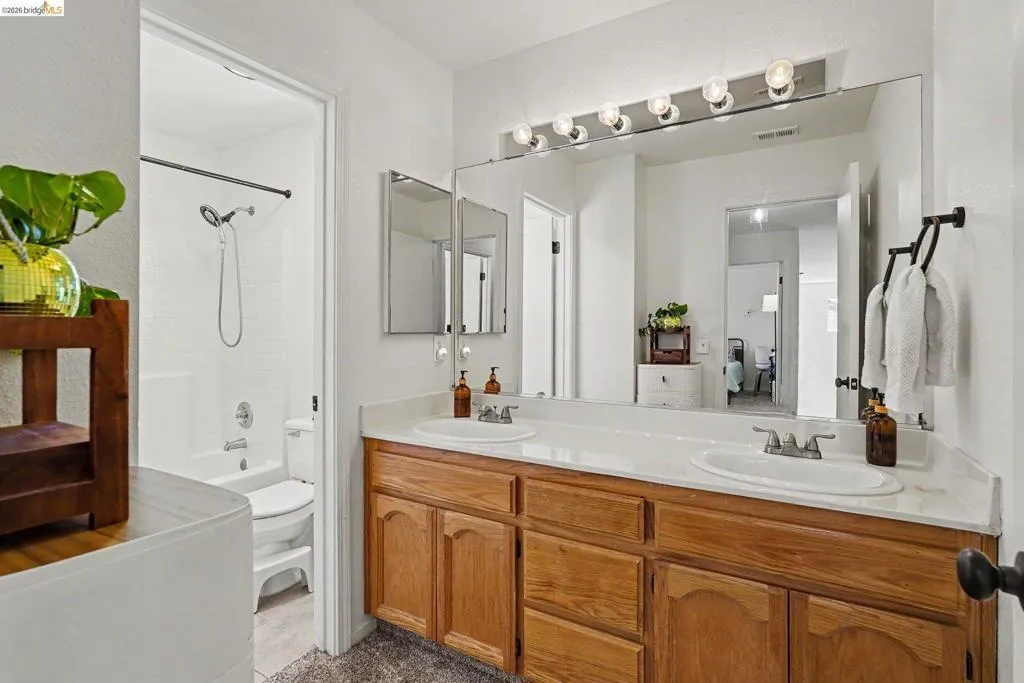 Upstairs Main Bathroom