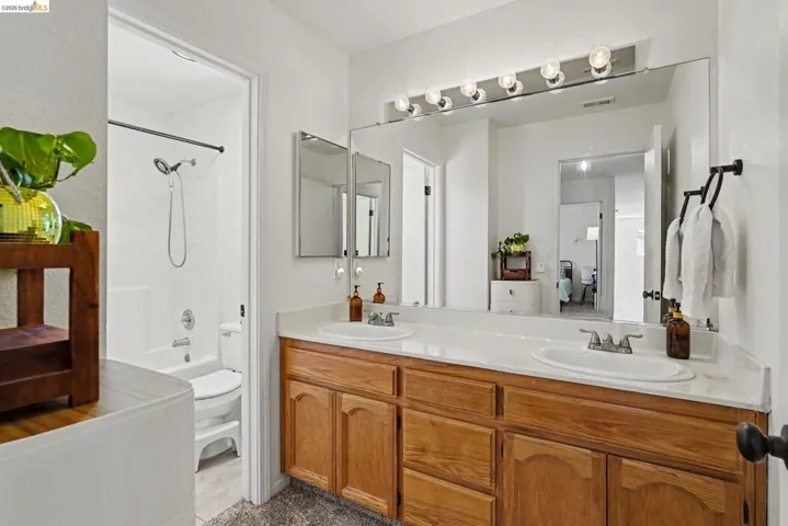 Upstairs Main Bathroom