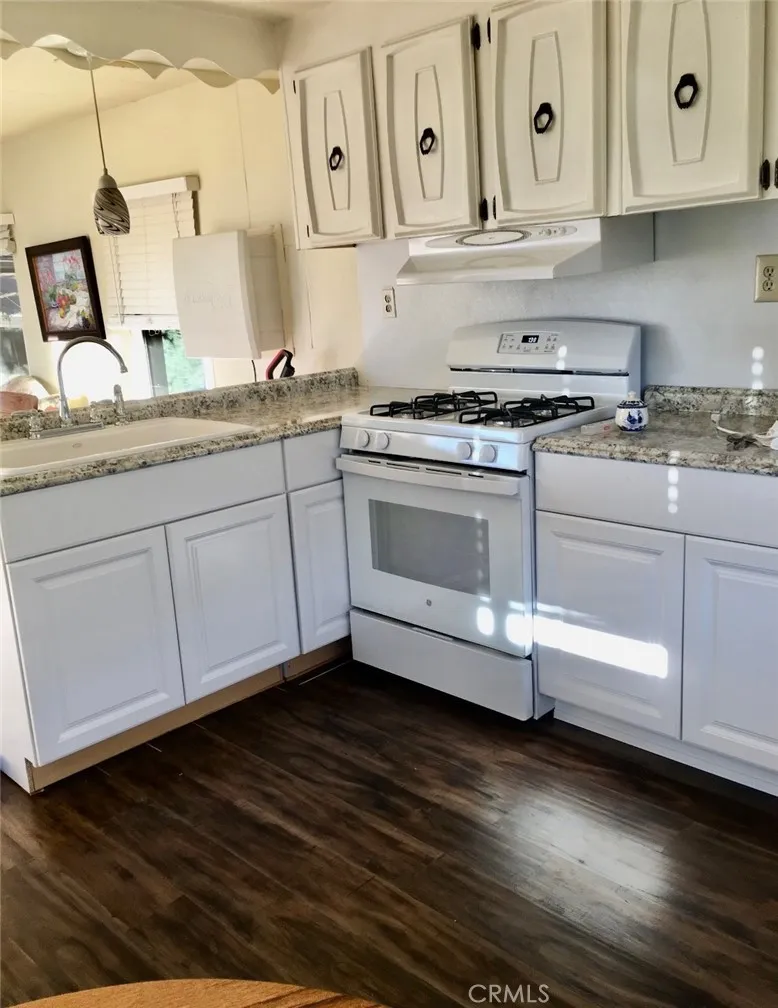 Newer stove & newer refrigerator- both stay