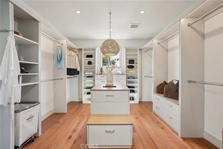 Dual expansive walk-in closets