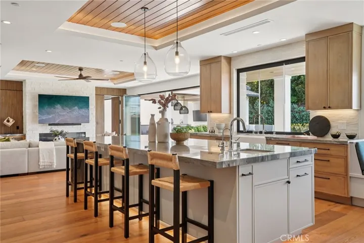 Luxurious chef's kitchen with XL Quartzite island and breakfast nook